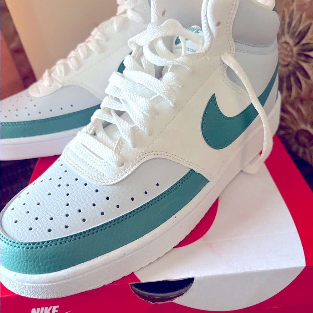 (New) Nike Court Vision Mid green / white